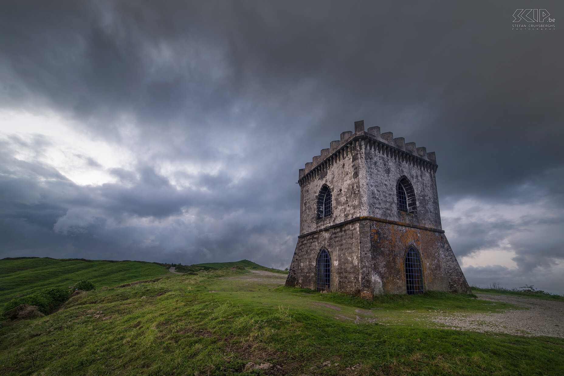 Castelo Branco De toren van de Castelo Branco op een hoge heuvel. De Miradouro do Castelo Branco is een uitzichtpunt op het eiland São Miguel van de Azoren. Van daaruit kan je het dorp Villa Franca do Compo, het Furnas meer en de Atlantische Oceaan zien. De toren ziet eruit als een middeleeuws fort, maar het is veel recenter en gebouwd met beton. Stefan Cruysberghs